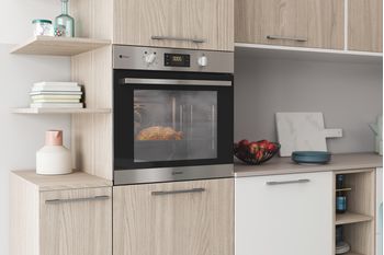 Indesit Four Encastrable IFWS 6540 C IX Electrique A Lifestyle perspective