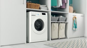 Indesit Lave-linge Pose-libre BWBE81484XWFR N Blanc Lave-linge frontal C Lifestyle perspective