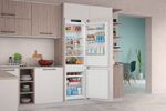 Indesit Combiné réfrigérateur congélateur Encastrable INC18 T332 Blanc 2 portes Lifestyle perspective open