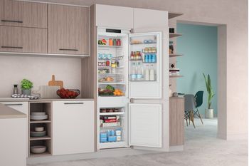 Indesit Combiné réfrigérateur congélateur Encastrable INC18 T332 Blanc 2 portes Lifestyle perspective open