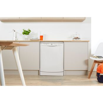 Indesit-Lave-vaisselle-Pose-libre-DFG-26B16-FR-Pose-libre-A-Lifestyle-frontal