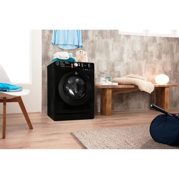 Indesit-Lavante-sechante-Pose-libre-XWDE-751680X-K-FR-Noir-Lave-linge-frontal-Lifestyle-perspective