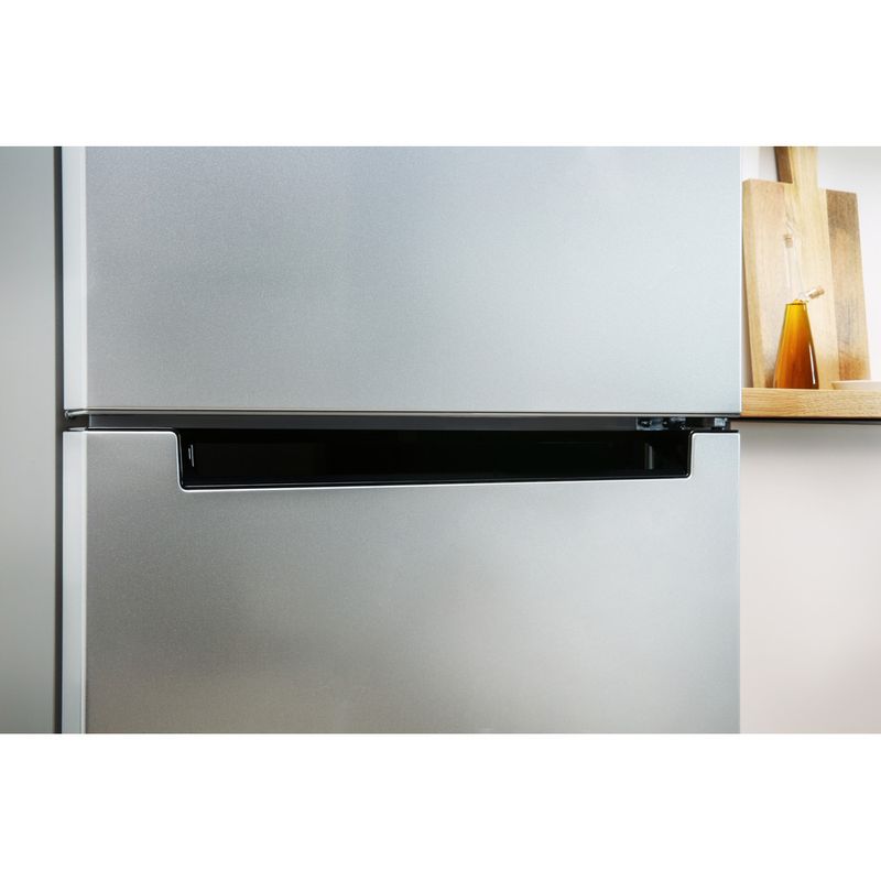 Indesit-Combine-refrigerateur-congelateur-Pose-libre-LI80-FF1-S-Argent-2-portes-Lifestyle-detail