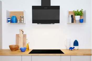 Indesit Hotte Encastrable IHVP 6.6 LM K Noir Mural Mécanique Lifestyle frontal