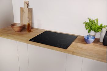 Indesit Table de cuisson RI 161 C Noir Radiant vitroceramic Lifestyle perspective