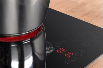 Indesit Table de cuisson RI 161 C Noir Radiant vitroceramic Lifestyle detail