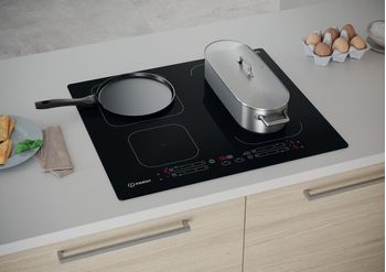 Indesit Table de cuisson IB 73B60 NE Noir Induction vitroceramic Lifestyle perspective