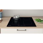 Indesit-Table-de-cuisson-IS-83Q60-NE-Noir-Induction-vitroceramic-Lifestyle-frontal-top-down