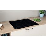 Indesit-Table-de-cuisson-IS-83Q60-NE-Noir-Induction-vitroceramic-Lifestyle-perspective