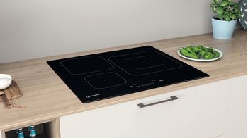 Indesit-Table-de-cuisson-IS-33Q60-NE-Noir-Induction-vitroceramic-Lifestyle-perspective