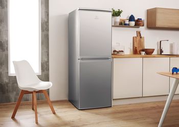 Indesit Combiné réfrigérateur congélateur Pose-libre CAA 55 NX 1 Inox 2 portes Lifestyle perspective