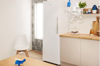 Indesit Congélateur Pose-libre UI6 F1T W1 Blanc Lifestyle perspective