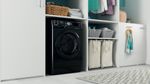 Indesit Lavante-séchante Pose-libre BDE761682XKFR N Noir Lave-linge frontal Lifestyle perspective