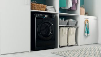 Indesit Lavante-séchante Pose-libre BDE761682XKFR N Noir Lave-linge frontal Lifestyle perspective