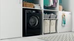 Indesit Lave-linge Pose-libre BWE91285XKFRN Noir Lave-linge frontal B Lifestyle perspective