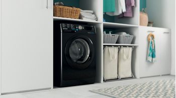 Indesit Lave-linge Pose-libre BWE91285XKFRN Noir Lave-linge frontal B Lifestyle perspective
