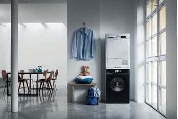 Indesit Lave-linge Pose-libre BWE91285XKFRN Noir Lave-linge frontal B Lifestyle people