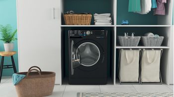 Indesit Lave-linge Pose-libre BWE91285XKFRN Noir Lave-linge frontal B Lifestyle frontal open
