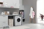 Indesit Lavante-séchante Pose-libre BDE 86435 9W FR Blanc Lave-linge frontal Lifestyle perspective