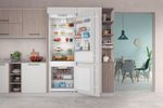 Indesit Combiné réfrigérateur congélateur Encastrable IND 402 Blanc 2 portes Lifestyle frontal open
