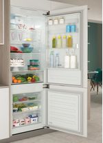 Indesit Combiné réfrigérateur congélateur Encastrable IND 402 Blanc 2 portes Lifestyle perspective open