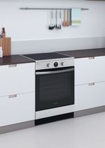 Indesit Cuisinière IS67IQ8CCX/FR Inox Electrique Lifestyle perspective