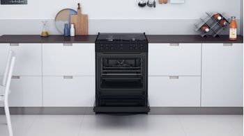 Indesit Cuisinière IS67M5PCB/FR/1 Noir Mixte Lifestyle frontal open