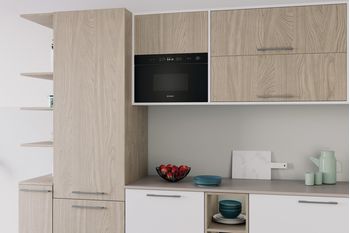 Indesit-Four-micro-ondes-Encastrable-IM-K11-B-Noir-Electronique-22-Micro-ondes-uniquement-750-Lifestyle-perspective