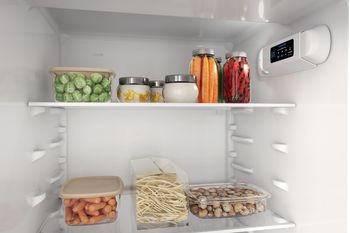 Indesit-Combine-refrigerateur-congelateur-Encastrable-INC18D021A1-FR-Blanc-2-portes-Lifestyle-detail