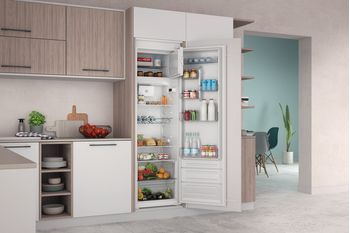 Indesit-Refrigerateur-Encastrable-INSD184011B1-FR-Acier-Lifestyle-perspective-open