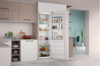 Indesit-Refrigerateur-Encastrable-INSD18A031B1-FR-Acier-Lifestyle-perspective-open