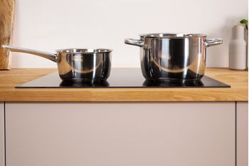 Indesit-Table-de-cuisson-IS-17Q60-NE-Noir-Induction-vitroceramic-Lifestyle-frontal-top-down